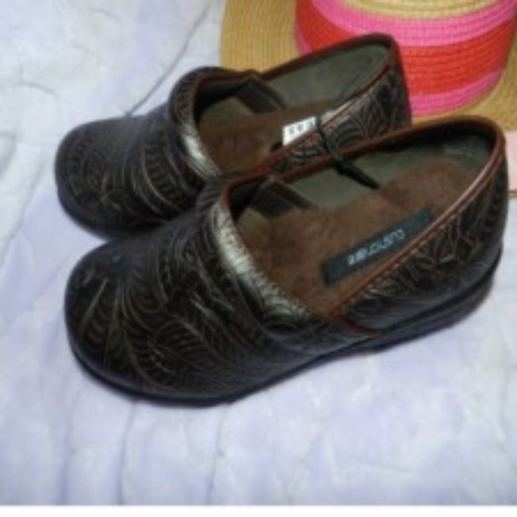 CUSHIONAIRE Clair Vegan Tooled Leather Comfort Clogs Women Brown 🆕📦🏃 💨⚡🚚 - Picture 12 of 15